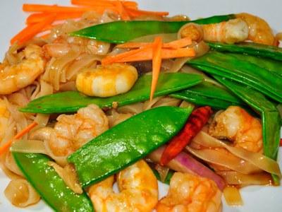 Close up of plated shrimp 和 snow pea stir fry